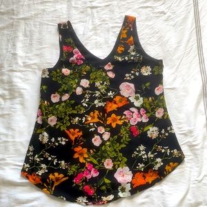 Sleeveless blouse (flower motif)